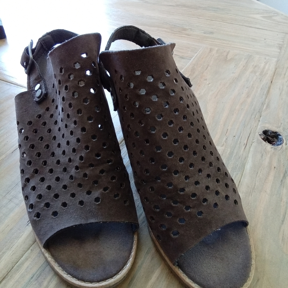 White Mountain Glorielle Sz 9.5 Brown Faux Leather Perforated Slingback Sandals